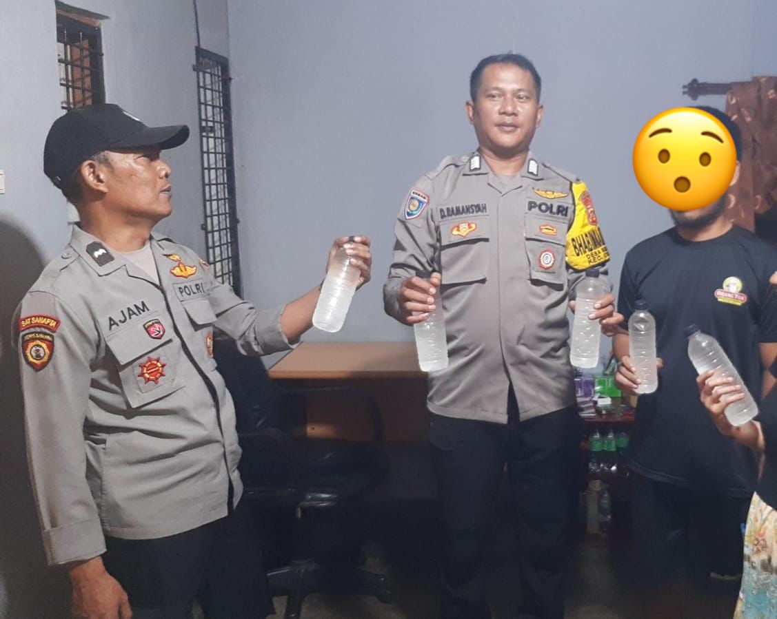 Polsek Cimaung Tindaklanjuti Laporan Warga Terkait Dugaan Penjualan Obat Keras, Ditemukan Lima Botol Ciu