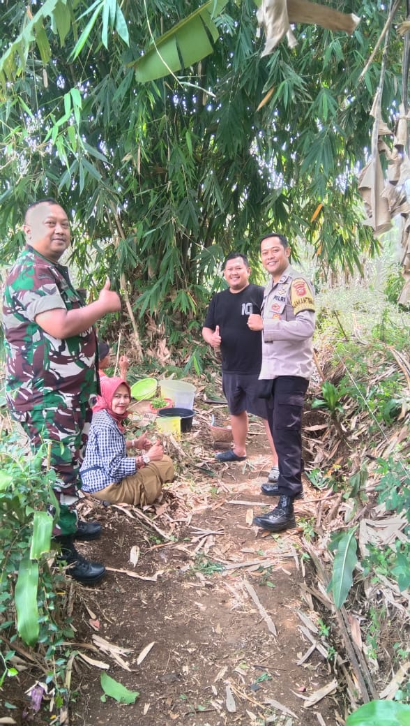 Saat Sambang : Aipda Dadang Koswara Anggota Polsek Ibun Sampaikan Himbauan Kamtibmas