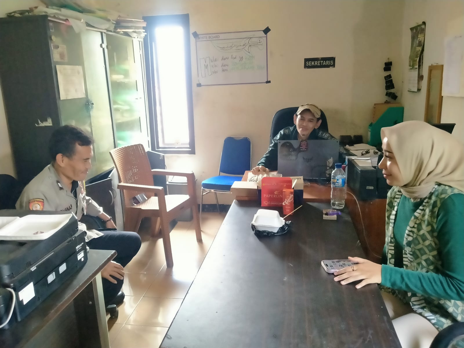 Bhabinkamtibmas Desa Tanggulun Polsek Ibun Sampaikan Pesan Kamtibmas Saat Kunjungi Kantor Desa