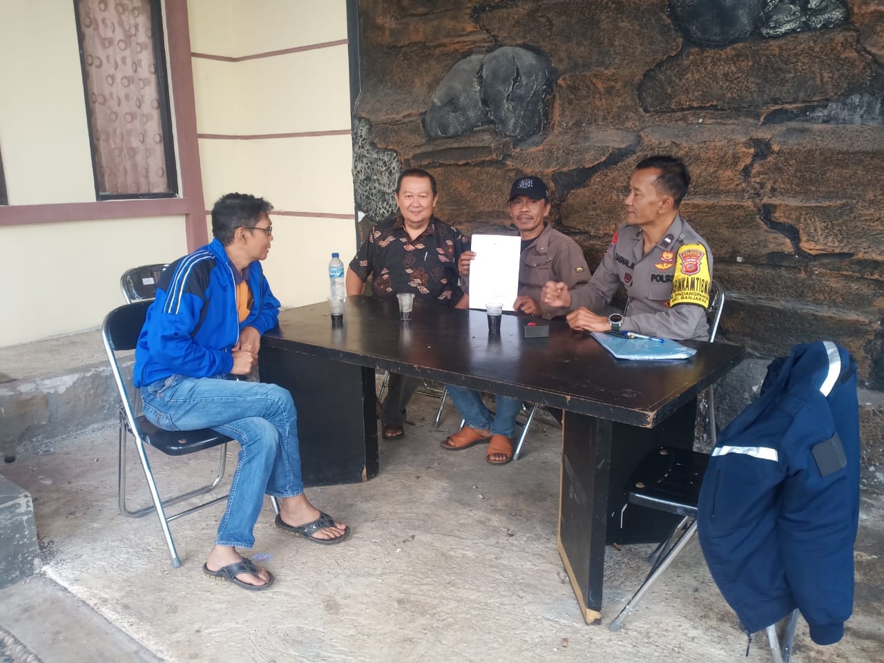 Bhabinkamtibmas Aipda Zaenal Mustopa Optimalkan Sosialisasi Maklumat Kapolda Jabar