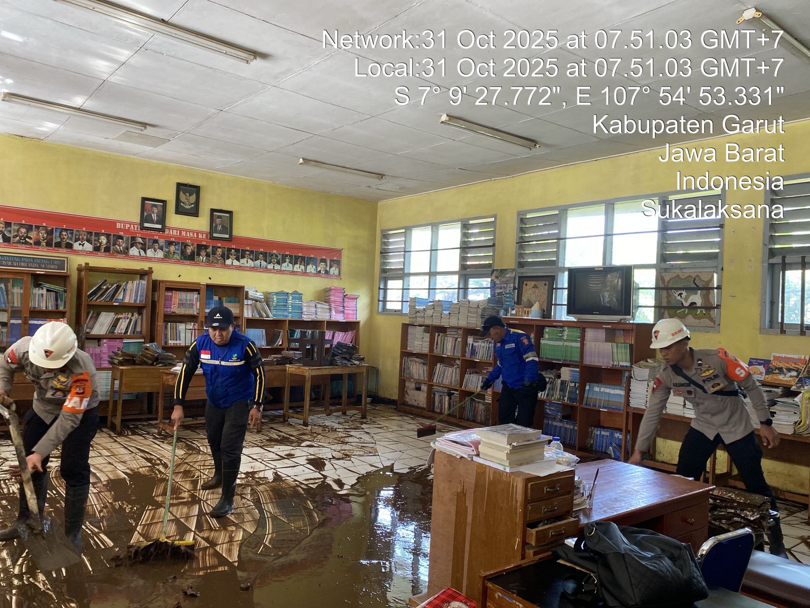 Brimob Jabar Bersama TNI dan Warga Bersihkan Sekolah Pasca Banjir di Kab. Garut
