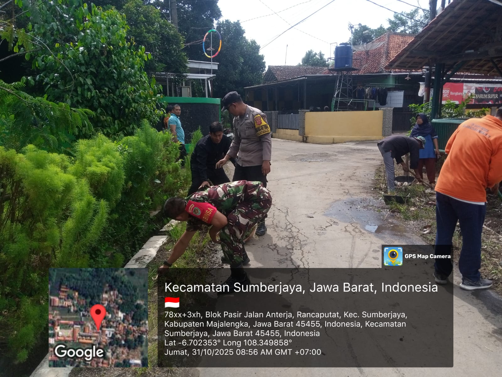 Polsek Sumberjaya Bersama Warga Gelar “Geber Jumat” untuk Wujudkan Lingkungan Bersih dan Berkah