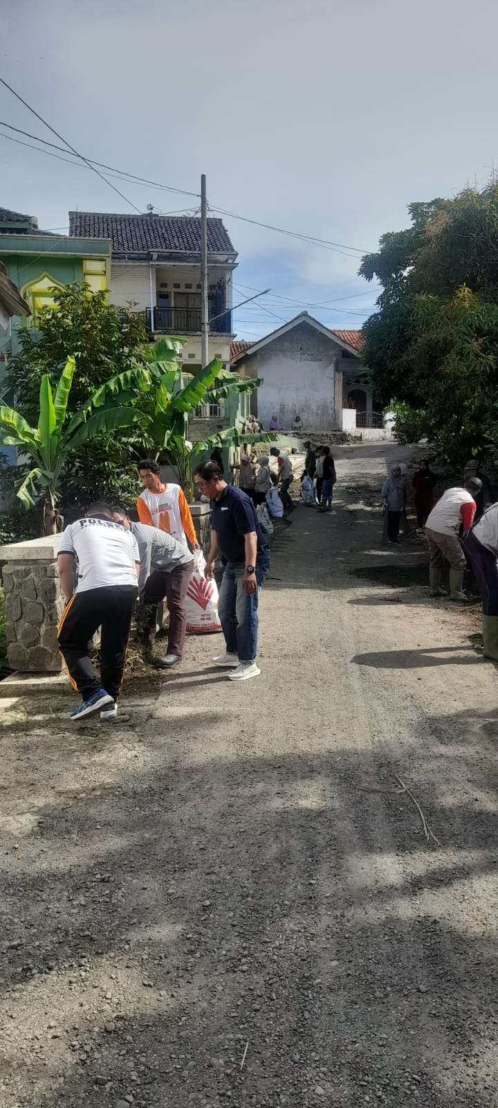 Wujud Kepedulian Lingkungan, Polsek Majalengka Kota Laksanakan “Geber Jumat” Bersama Kelurahan Babakan Jawa