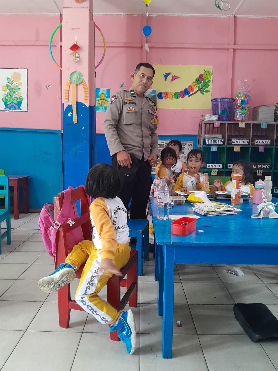 Bhabinkamtibmas Polsek Siantar Timur Monitoring Hari ke 4 Pendistribusian MBG di TK Kemala Bhayangkari 06